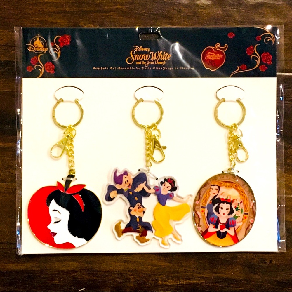 ✨ Disney Parks Snow White Key Chain Set. NWT ✨